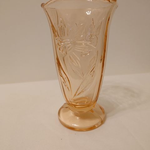 Nydelig vase i rosa pressglass