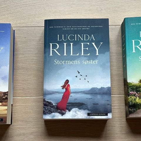 3 første bøkene av De syv søstre av Lucinda Riley tilsalgs.