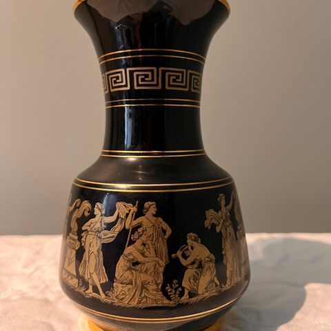 Sort vase med greske figurer malt i 24K gull fra Greece