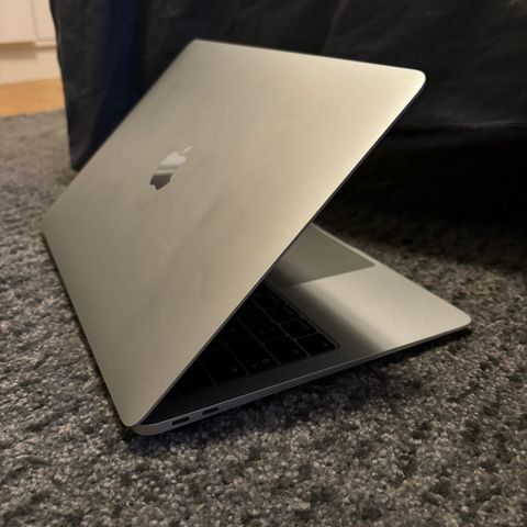 MacBook Air (13,3-tommers)