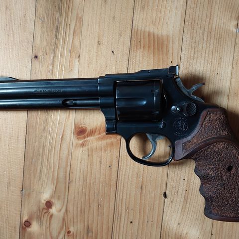 Smith & Wesson 586 (svart 686) .357 Magnum