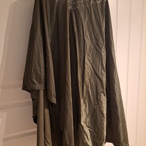 Fjellduk/regnponcho i miltærgrønn kr 400