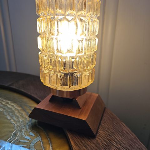 Bordlampe G. Johansen med teakfot, kobber, ravfarget glass.