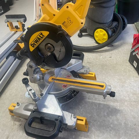 DeWalt kapp og gjæringssag med stativ selges!