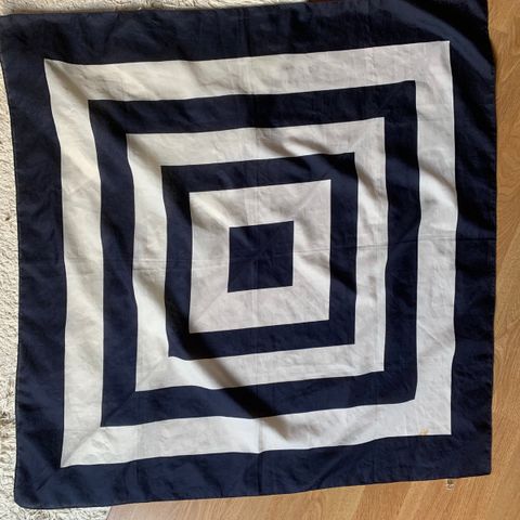 Vintage sjal/skjerf/skaut, med marineblå og hvitt stripemønster.