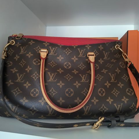 Louis Vuitton Pallas MM Monogram Canvas Veske