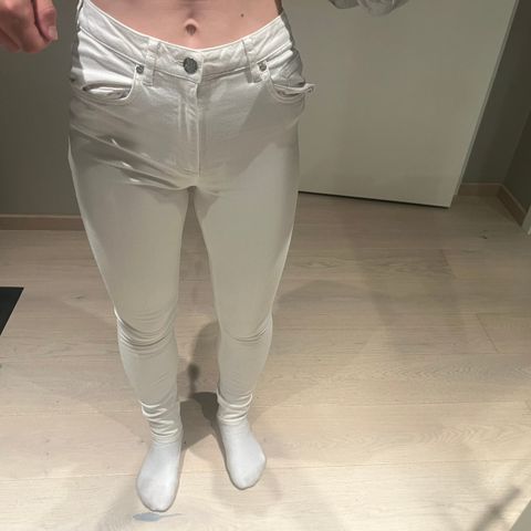 Hvit jeans str 28