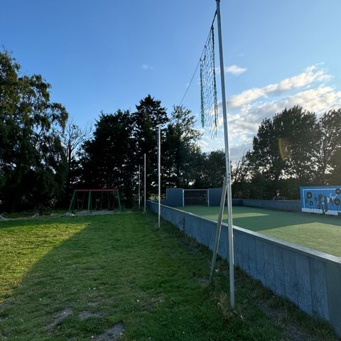 Stolper til nett rundt fotballbane