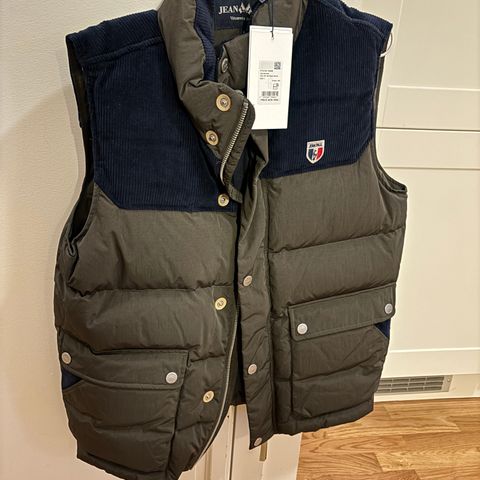 Ubrukt/Ny Jean Paul vest selges