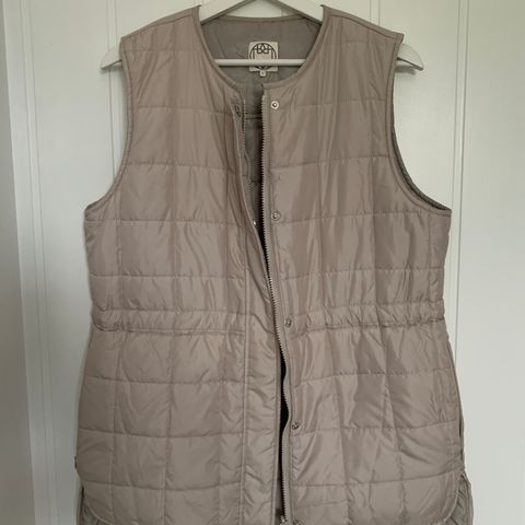 LEVETÉ VEST