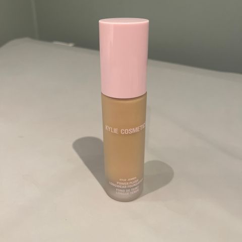 Kylie cosmetics - Power Plush Foundation