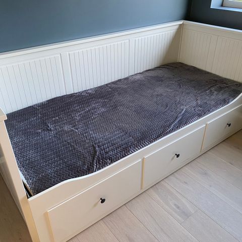 Hemnes seng fra Ikea selges