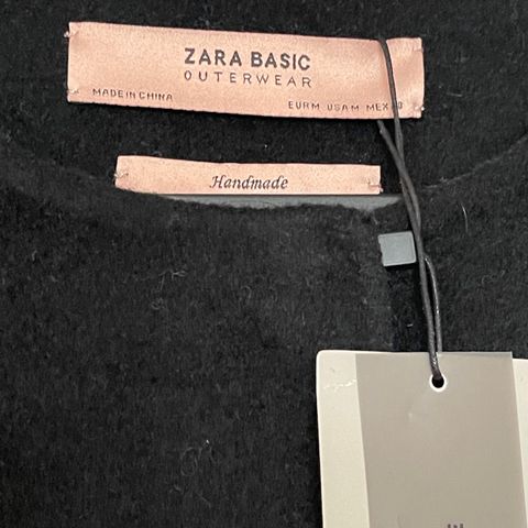 Ny Ytterjakke fra Zara med detaljer nederst og på ermet. Str M m tag