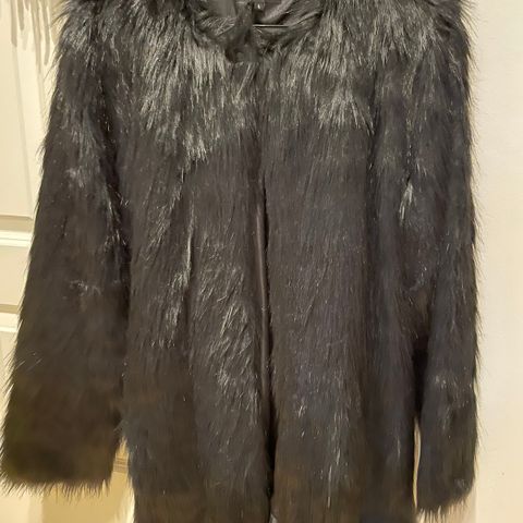 Sort jakke (fake fur)