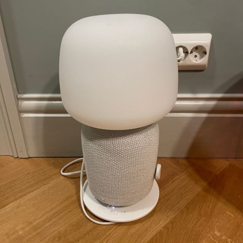 Bordlampe med trådløs sonos høyttaler