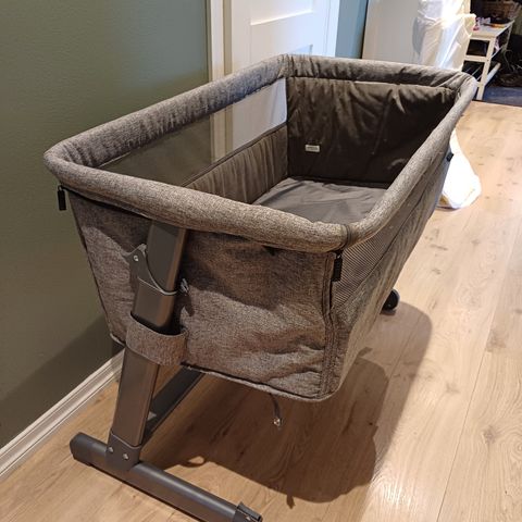 Yngri Tova bedside crib inkl dyne og sengetøy