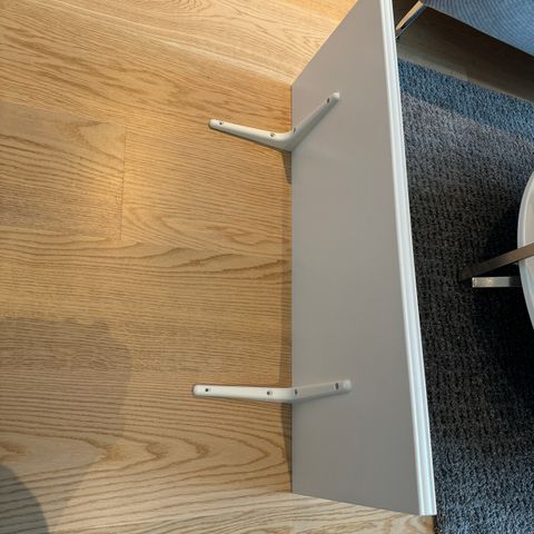 hylleplate fra ikea med hylleknekt