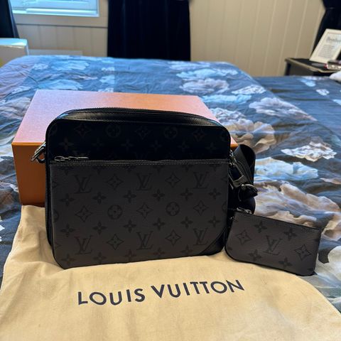 Louis Vuitton Trio Messenger - fremstår som NY