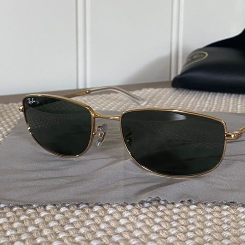 Ray-Ban modell 3732 i gull/mørkegrønn