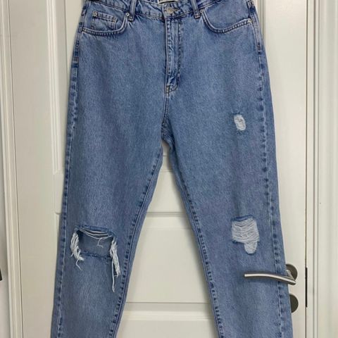 Mom jeans med hull (Str 40)