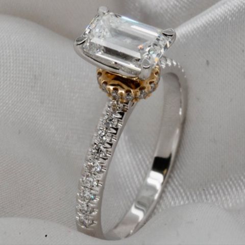 Diamantring i hvitt gull, emerald cut med sidediamanter 1,25 ct. Str 54.