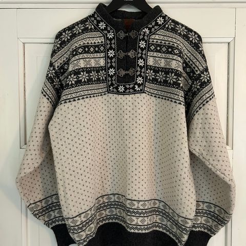 Vintage unisex sweater/ullgenser/genser  i ull med hekter i halslinningen