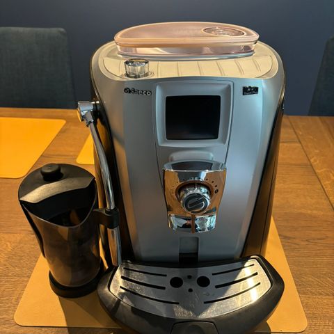 Helautomatisk kaffemaskin fra Saeco med melkeskummer