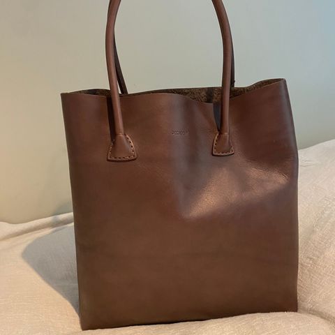 DECADENT Elsa plain tote Ny!!