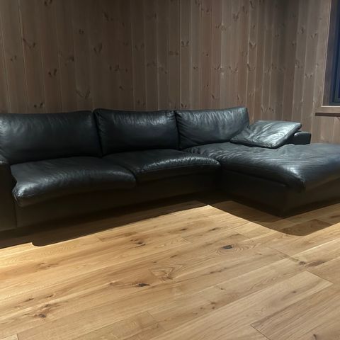 Pen, meget komfortabel sofa i svart skinn