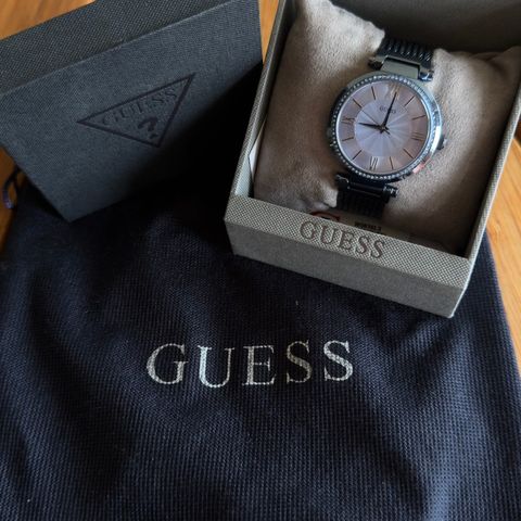 Nydelig Guess klokke