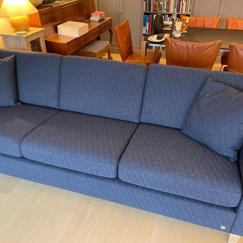 Ny Stordal 3,5 seter sofa i blått ullstoff, perfekt stand, 15 års garanti