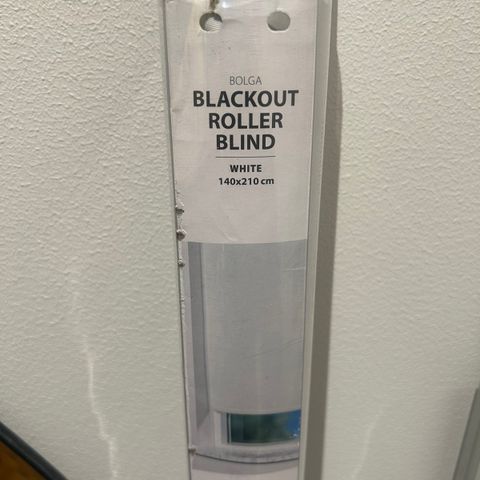 Blackout roller blind