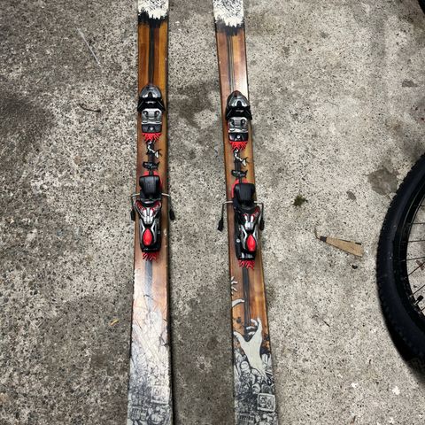 K2 Twintip ski selges