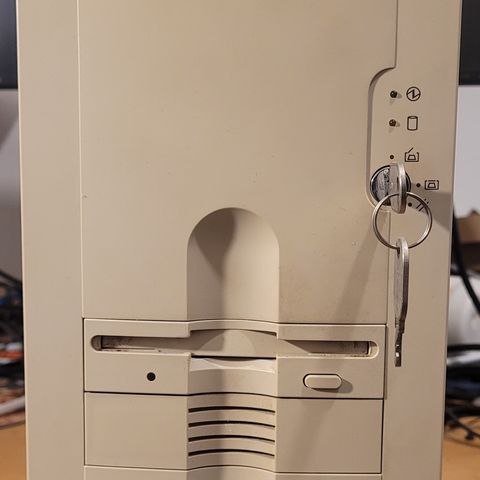 286 sanyo 12.5 Mhz- 5 mb ram, 42 mb HDD