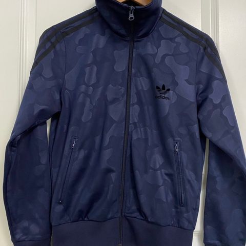 Adidas jakke (Str S)