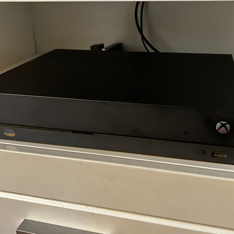 Xbox One X, 2 kontrollere og 3 spill!