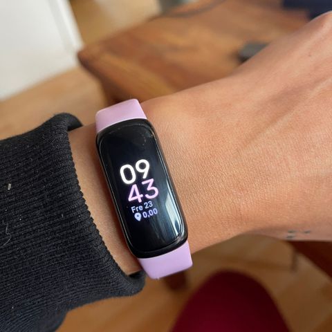 Fitbit Inspire 3 aktivitetsarmbånd (sort/lilac bliss)