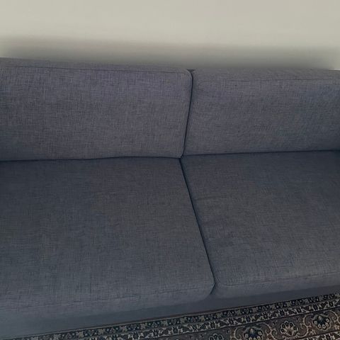 To like Bolia sofaer i mellomgrå farge og stålben