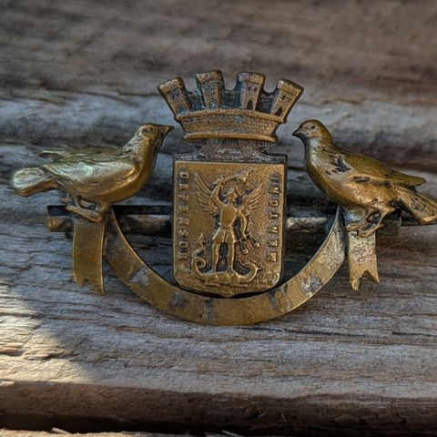 Antikk Katolsk Brooch/Nål 'Erke-engelen Michael og Dragen.'