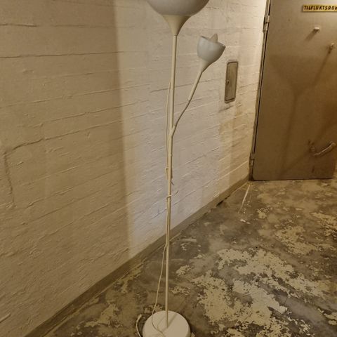 Pent brukt IKEA stålampe.