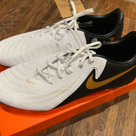 Nike Phantom GX II Academy AG fotballsko i str 42 selges (nye i eske)