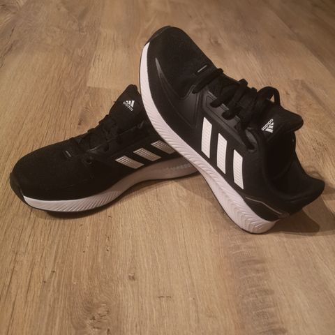 Adidas innesko/gymsko str 38,5