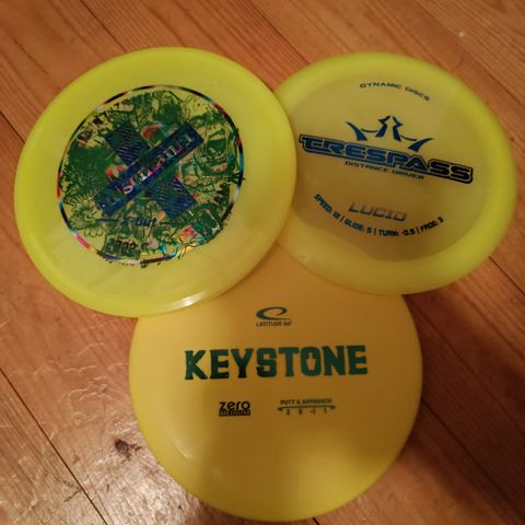 GULE discgolf discer. Fint sett med 3x Discer om du er lei av å leite.