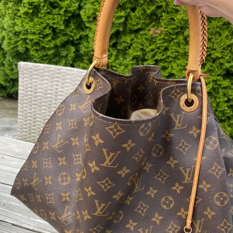 Louis Vuitton Artzy MM