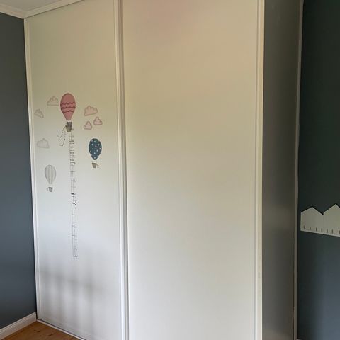 Amiga skyvedørs garderobe