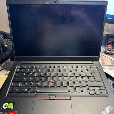 Lenovo ThinkPad E14 Gen 3 med dokkingstasjon inkludert i prisen.