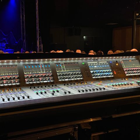 Soundcraft Vi600 og to stagerack m. 64 og 40 input.