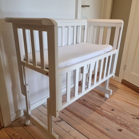 Bedside crib fra Troll