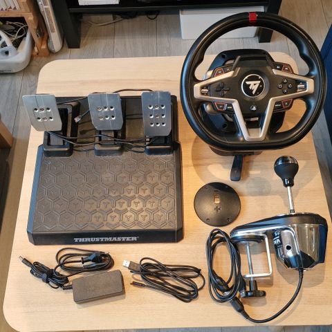 Thrustmaster t248 ratt med t3pm pedaler og th8a shifter.