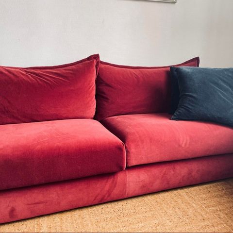 Vinrød sofa